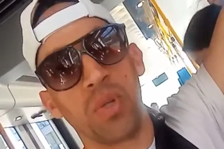 Individul care a hărțuit o tânără într-un tramvai din Cluj, căutat de poliție! I-a făcut propuneri indecente minute în șir: „Îți dau 5000 de euro pentru..”