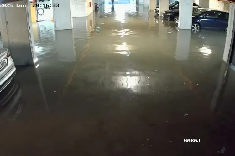 Parcare subterană inundată în Florești: Mașini surprinse de ape pe strada Șesului de Jos VIDEO