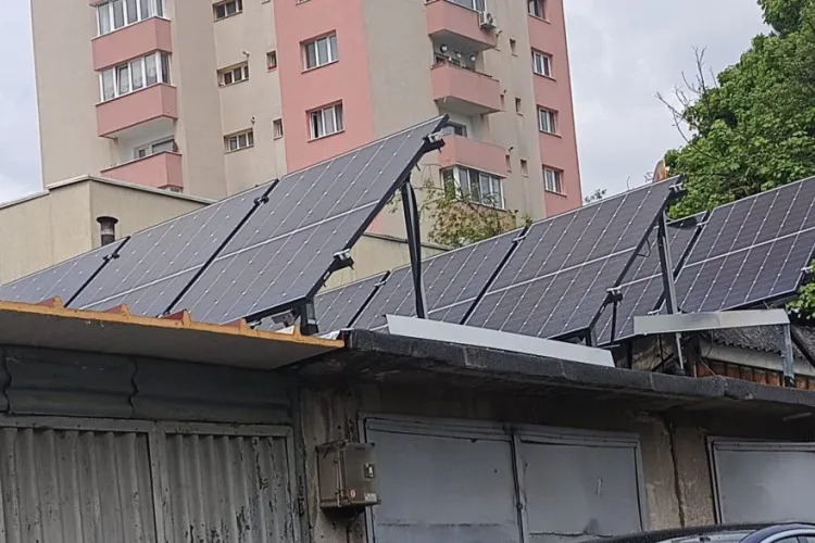 Șmecheri de Cluj au reușit să-și salveze garajele de la demolare: Garajele cu panouri solare sfidează din Mănăștur orașul smart