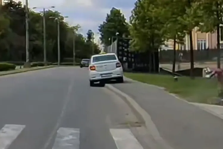 Taxi scăpat de sub control la Iulius Mall în Cluj. Părea că merge din inerție. S-a urcat pe trotuar, era să dea peste o doamnă VIDEO
