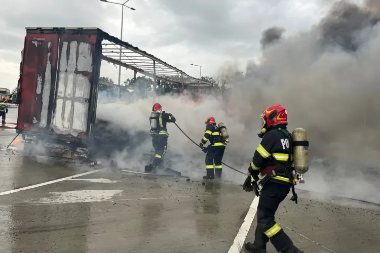 Cluj: Un TIR și o semiremorcă au fost cuprinse de flăcări! A existat pericolul ca flăcările să se extindă și la alte autoutilitare