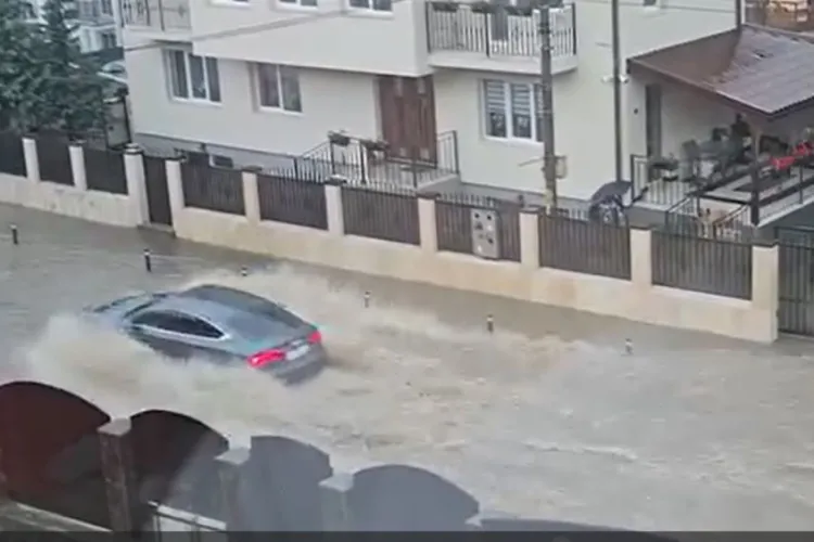 Inundații masive în Cluj-Napoca. Un Audi a ajuns să facă valuri pe strada Câmpului VIDEO
