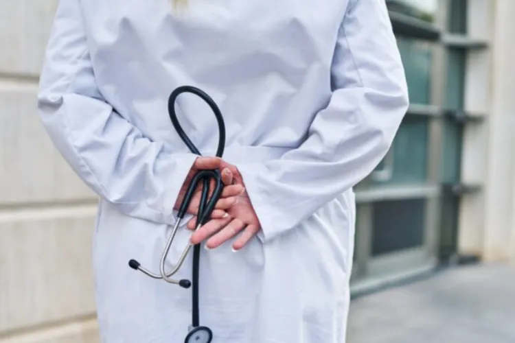 Schimbări majore la REZIDENȚIAT: UMF-urile preiau de la DSP coordonarea rezidențiatului. Repartizarea medicilor practicanți la spitale va fi făcută de UMF