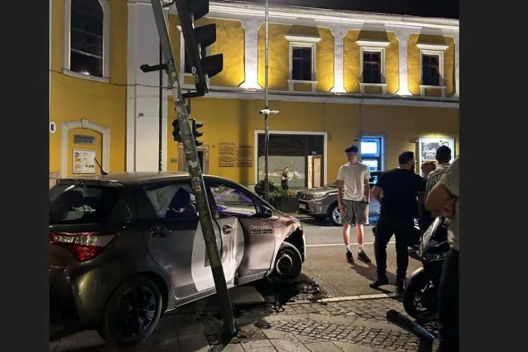 Accident în centrul Clujului, pe Bulevardul Eroilor. O mașină de ride sharing s-a izbit de semafor și l-a avariat