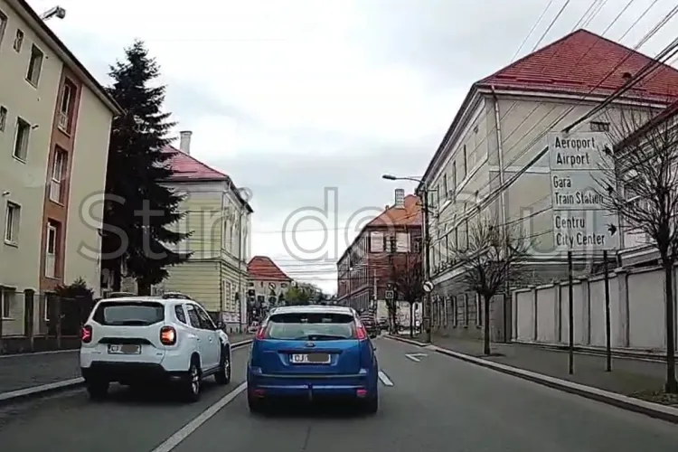 VIDEO La un pas de TRAGEDIE! Un șofer inconștient din Cluj a călcat în picioare aproape toate regulile de circulație, pe strada General Traian Moșoiu