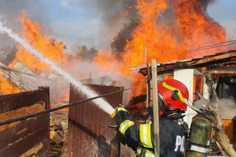 Casă cuprinsă de flăcări în Cluj! Pompierii clujeni intervin pentru stingerea INCENDIULUI DEVASTATOR. Trei echipaje se luptă cu focul