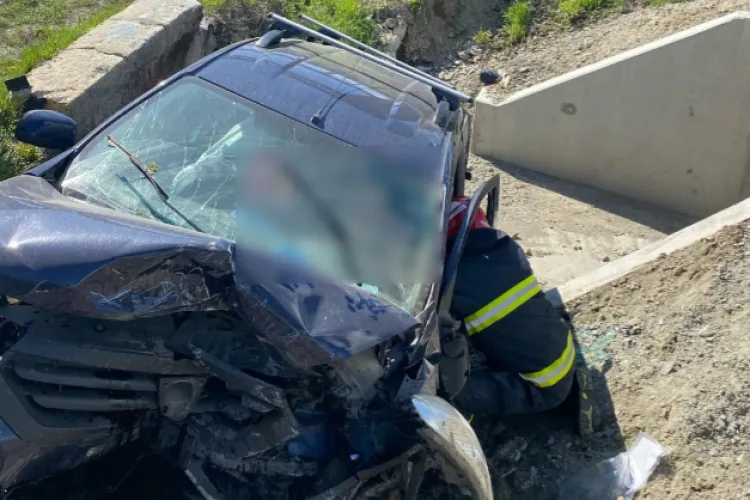 Accident pe DN1 E60, în Cluj! Un bătrânel a rămas încarcerat în mașină după ce a lovit un cap de pod. A fost transportat de urgență la spital FOTO