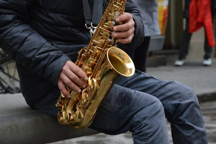 Saxofonistul care disperă clujenii din zona gării din Cluj nu se lasă! Nu-l interesează deloc reclamațiile:  ,,Se tot întoarce după ce vine Poliția