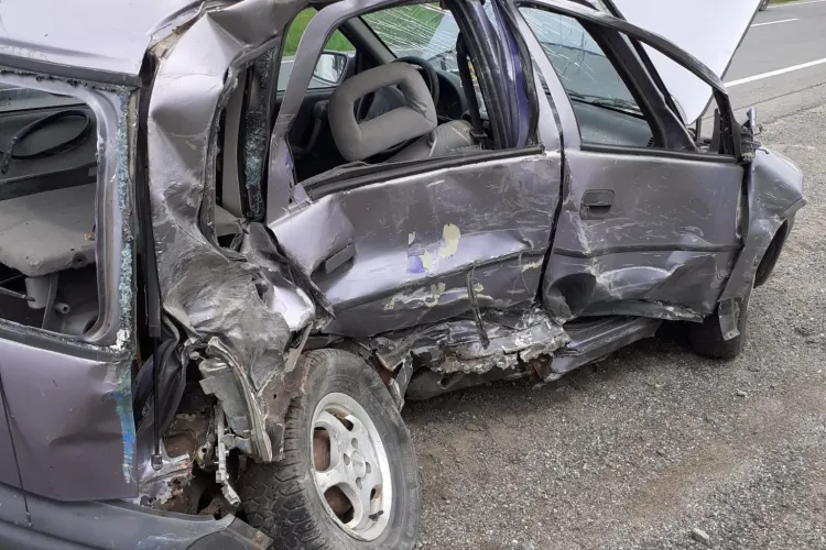 Cum s-a produs teribilul accident din Cluj, în urma căruia un bărbat de 56 de ani a ajuns la spital! Mașina victimei s-a izbit violent de un TIR