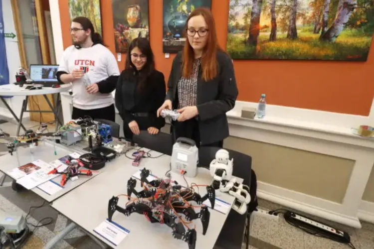 Vrei să fii IT-ist sau ești pasionat de roboți? Hai să vezi cei mai „cool” roboți și drone realizate chiar de studenți și ce te așteaptă ca student la UTCN