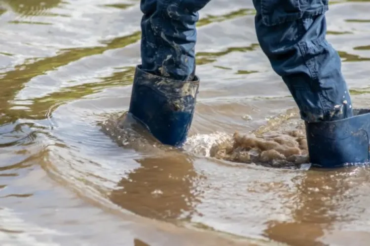 Coșmar la fiecare ploaie în Cluj-Napoca! Clujenii, nevoiți să poarte cizme când intră în casă: „Mașinile se inundă, inclusiv garajele” 