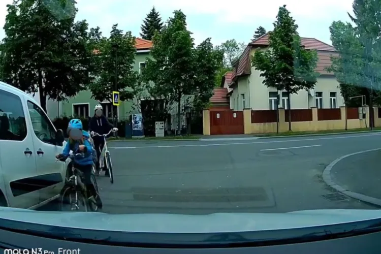 La un pas de tragedie în Cluj-Napoca! Mamă și copil, aproape loviți de o mașină care circula regulamentar: „ Părinți inconștienți” VIDEO