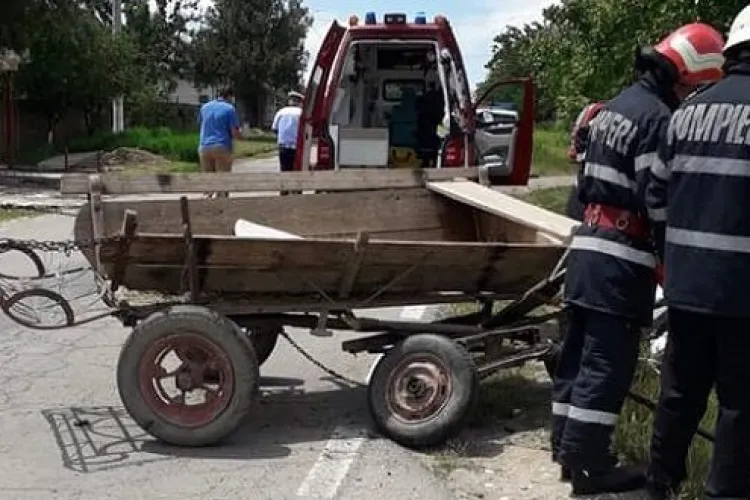 Accident în Dezmir, între o mașină și o căruță! Un copilaș de 4 ani a fost rănit în urma impactului. Intervin pompierii ISU Cluj 