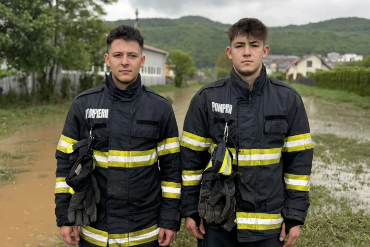 Plini de noroi, uzi, dar cu zâmbetul pe buze! Doi elevi pompieri, în linia întâi la inundațiile din Florești: „Își urmează visul”