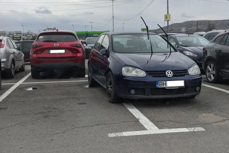 Parcare cu stil... sau cu tupeu? O imagine surprinsă într-o parcare din Cluj a stârnit indignare și ironii pe rețelele sociale: „Ce-ai făcut, nene?