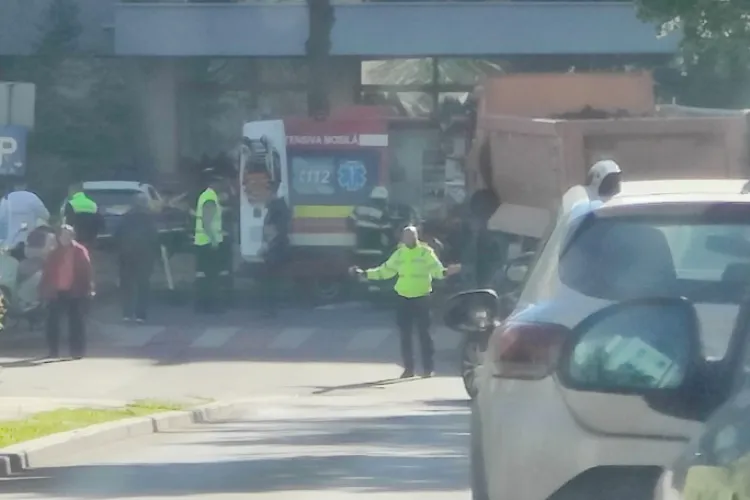 Bunic de 70 de ani, lovit în plin de o mașină pe strada Liviu Rebreanu din Cluj-Napoca! A fost transportat de urgență la spital cu leziuni grave