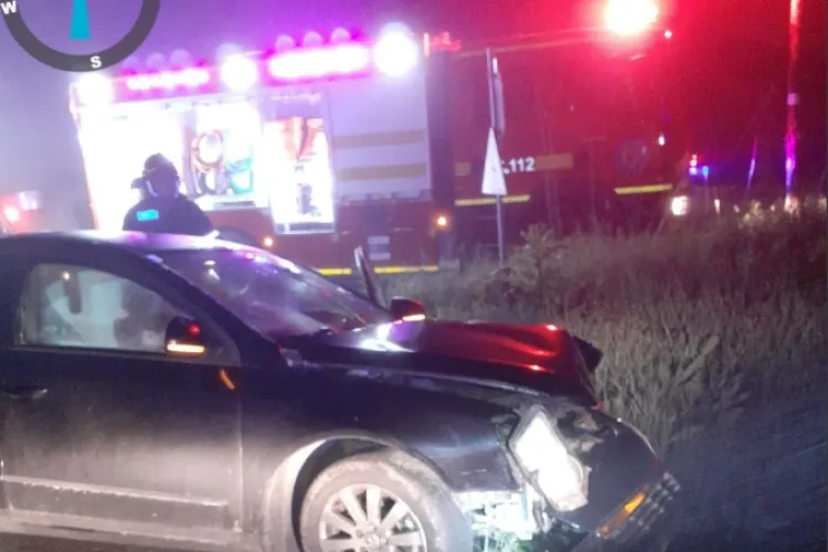 Accident în miez de noapte pe un drum din Cluj. Un tânăr a fost rănit și transportat de urgență la spital FOTO