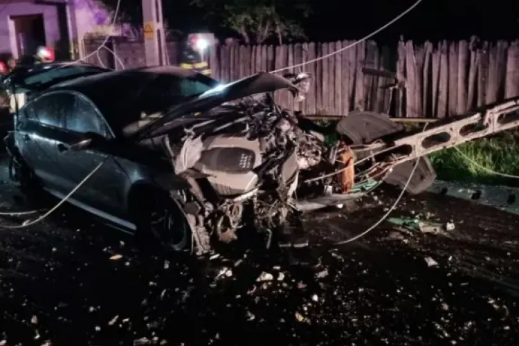 O mașină s-a făcut praf, după ce intrat într-un stâlp de curent și a lovit o țeavă de gaz. Pompierii au intervenit de urgență