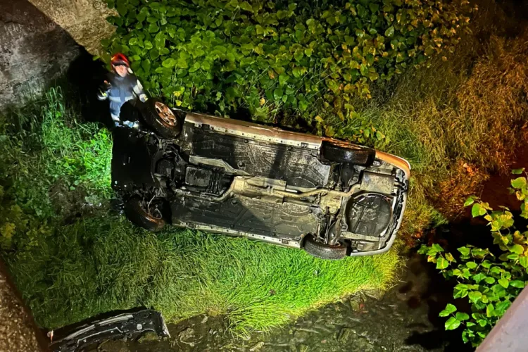 Accident dramatic azi-noapte pe un drum din Cluj: Un tânăr de doar 18 ani a plonjat cu mașina de pe pod direct într-o vale FOTO