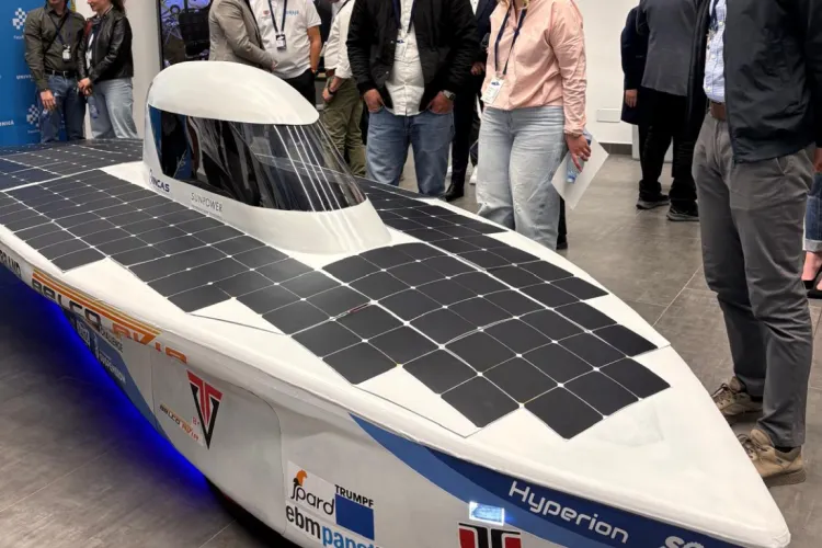 Mașina solară SPECTACULOASĂ SOLIS a fost lansată de studenții de la UTCN. Prinde 100km/h și pare desprinsă din filme SF. Unde pleacă cu ea în curând FOTO