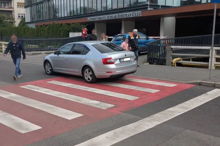 Cu tupeu și nesimțire: Un părinte din Cluj transformă „zebra” în parcare personală, fără să-i pese că pietonii sunt obligați să ocolească
