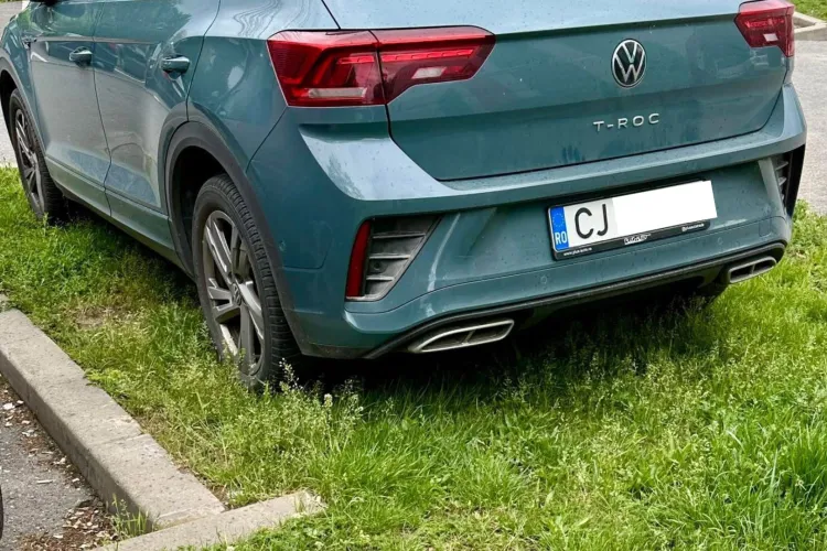 Cluj, tărâmul paradoxurilor urbane: Când asfaltul e prea banal, un șofer își parchează mașina direct pe iarbă FOTO