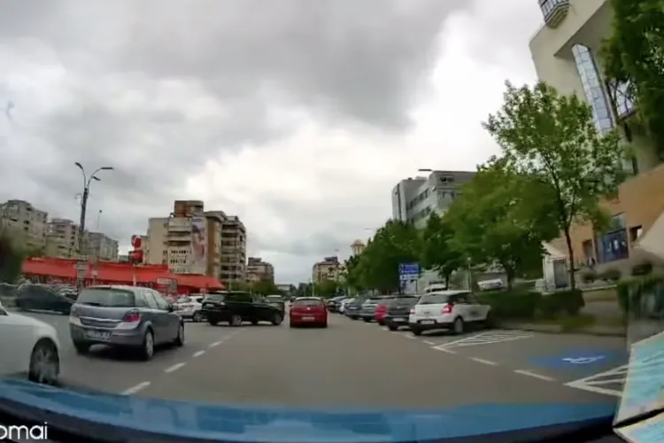 VIDEO Accident surprins LIVE pe Calea Dorobanților din Cluj! Două mașini s-au izbit violent, după ce un șofer a uitat să ia piciorul de pe accelerație