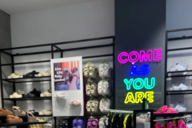 Un brand mondial de încălțăminte deschide un mare magazin la Cluj. Unde vor putea fi găsiți în Cluj-Napoca papucii renumiți în toată lumea FOTO