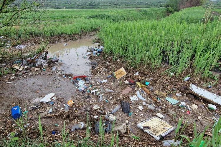 O comună din Cluj-Napoca se luptă an de an cu mizeria lăsată de propriii cetățeni, dar drumurile sunt pline de anvelope, baterii și mobilă veche FOTO