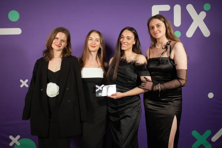 Patru studente de la Cluj au creat un dispozitiv care „traduce” sunetul în vibrații - și au fost premiate pe măsură!