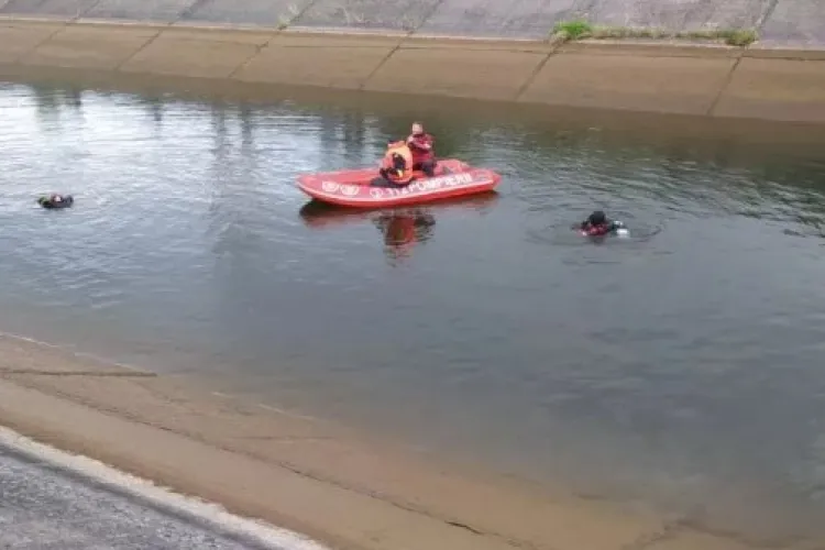 Operațiune de salvare contracronometru! Un bărbat a dispărut subit în apele unui râu.  Căutările sunt îngreunate de terenul dificil 