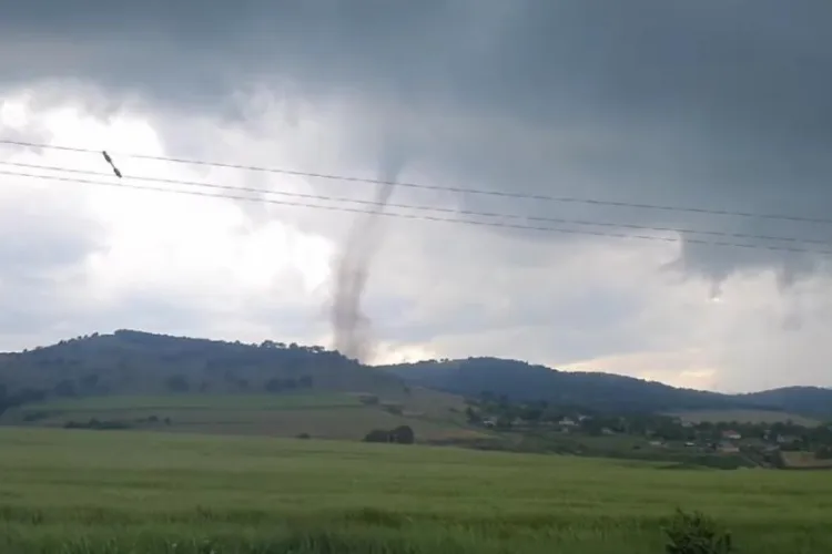 VIDEO.FOTO Furie naturală filmată în direct! O TORNADĂ uriașă a apărut din senin. Populația, avertizată prin RO-ALERT
