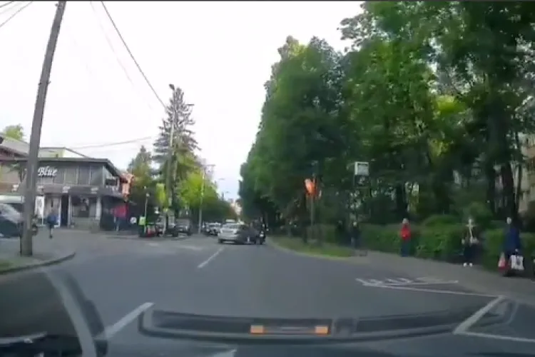 Accident filmat LIVE în Cluj: Un motociclist a fost lovit de un Mercedes. Motocicleta a fost aruncată în afara drumului VIDEO