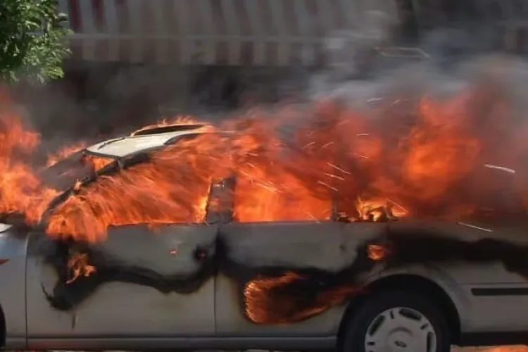 Băutura, bat-o vina! Nemulțumit de calitatea berii cumpărate, un bărbat a ales răzbunarea extremă: A dat foc mașinii vânzătorului