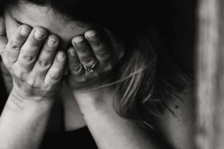 Tânără din Cluj, snopită în bătaie cu o coadă de mătură de soțul agresiv! Bărbatul a fost iertat de instanță