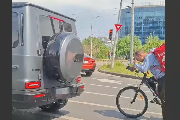 VIDEO Un tată livrator pe bicicletă a înduioșat toată România. La ce gest a recurs tăticul care trebuie să facă bani și nu avea cu cine lăsa copilul mic