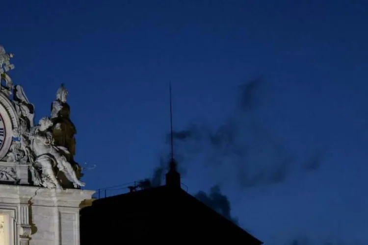 Vaticanul rămâne în așteptare: Fumul negru a urcat miercuri seară din Capela Sixtină, semn că Papa cel nou nu a fost ales