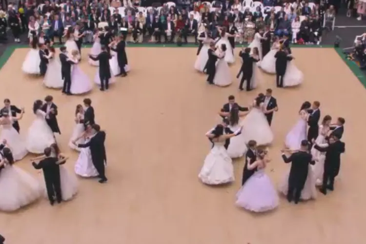 Bal de absolvire ca într-un film de epocă la Colegiul „János Zsigmond” din Cluj: Valsuri vieneze sub lacrimile părinților/Emoție: Valsul cu părinții VIDEO