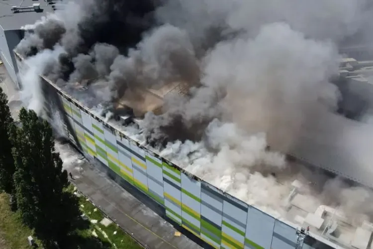 Un incendiu de proporții a cuprins un mall. Era în renovare și urma să fie redeschis în această lună VIDEO