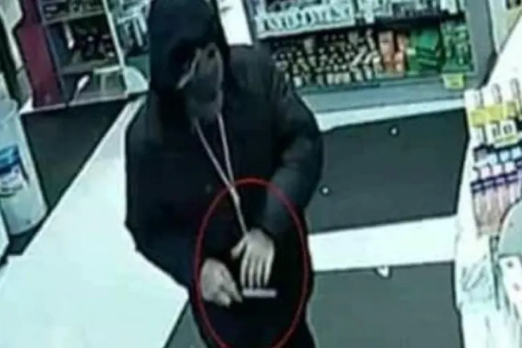 Farmacie din Cluj-Napoca, jefuită de un fost pușcăriaș! Individul mascat a furat 12.000 de lei dintr-o cutie de valori, apoi i-a cheltuit la aparate