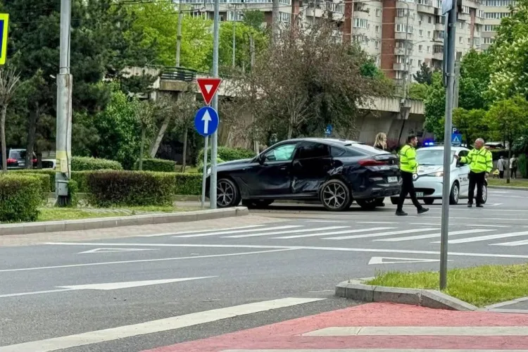 VIDEO. Accident filmat LIVE în Cluj-Napoca! Un BMW, lovit în plin de un tramvai. Circulația este blocată