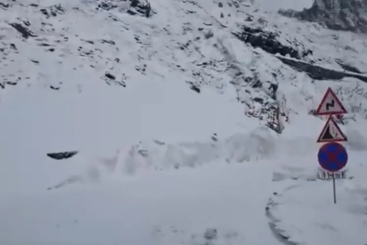 Transfăgărășanul este încă acoperit de zăpadă! Autoritățile dau la lopată pentru a redeschide cel mai spectaculos drum din România VIDEO