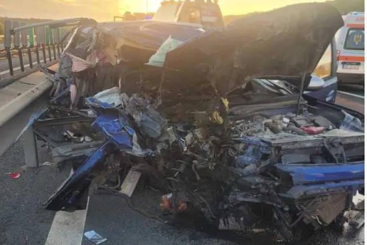 Tragedie pe șosea! O femeie și-a pierdut viața, iar un copil de un an a ajuns la spital. Șoferul a intrat în coliziune cu un TIR oprit 