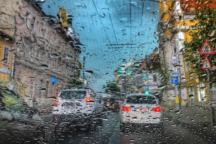 Weekend cu vreme instabilă în Cluj-Napoca: Temperaturi sub așteptări și cer acoperit pe tot parcursul zilelor