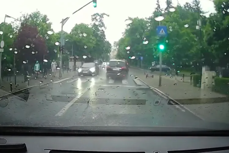 A dat de gard cu regulile de circulație: Un șofer din Cluj a depășit pe zebră, când semaforul era verde, iar de pe contrasens venea o mașină VIDEO