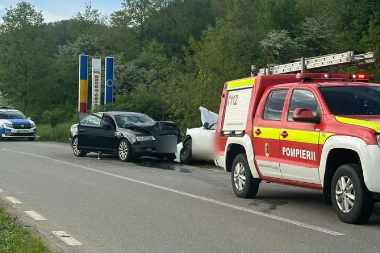 Cluj: Accident cu doi răniți. O femeie de 40 de ani și un bărbat de 50 de ani au fost transportați la spital FOTO