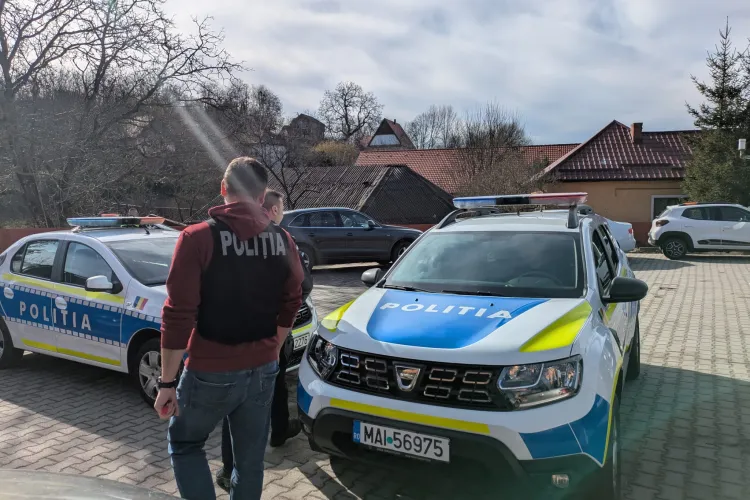 O plimbare cu mașina l-a băgat pe un clujean după gratii! Nu avea permis, dar avea plăcuțe false! Bărbatul a încercat să se ascundă de polițiști în curte