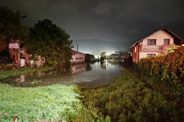 VIDEO Inundații masive în Florești, Cluj! Ploaia torențială de marți seara a făcut ravagii. Cantități uriașe de apă au inundat mai multe subsoluri