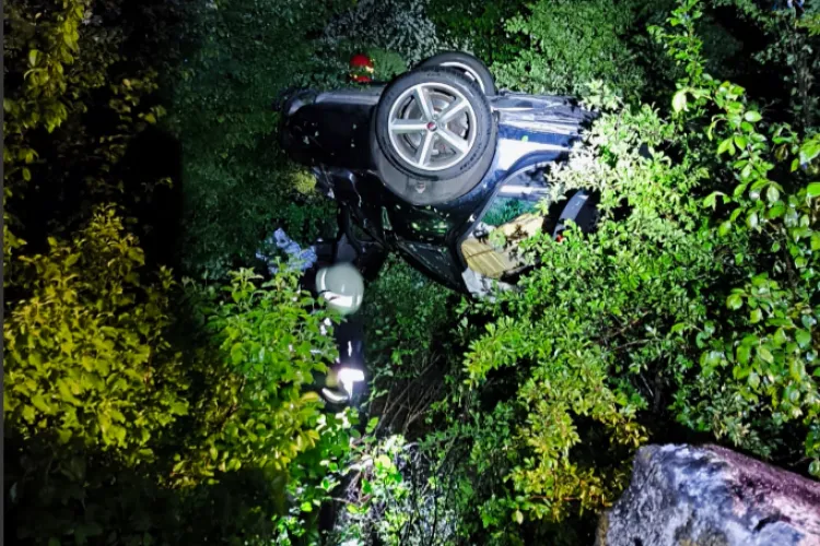 Accident grav în miez de noapte în Florești: Trei tineri clujeni transportați urgent la spital, după ce mașina lor s-a răsturnat într-o râpă FOTO