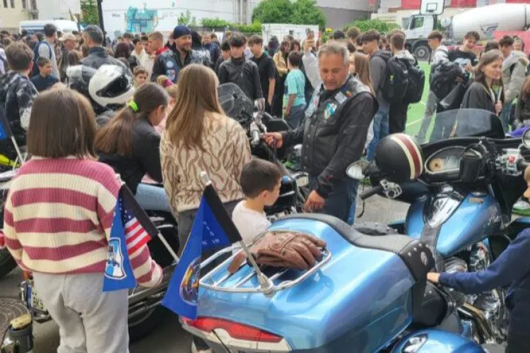 Lecții de viață pe 2 roți: Ce surpriză au avut elevii de la Colegiul Național „George Coșbuc” din Cluj, cu ocazia aniversării liceului FOTO